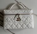 Сумка Chanel женский кожа белый 186762-1