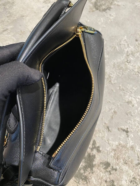Сумка Loewe женский кожа черный 194892-6