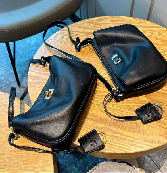 Сумка Balenciaga Sling Pochette женский кожа черный 170966-5