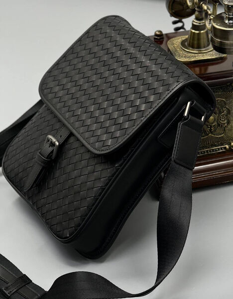 Сумка мессерджер Bottega Veneta мужской кожа черный 193783-5