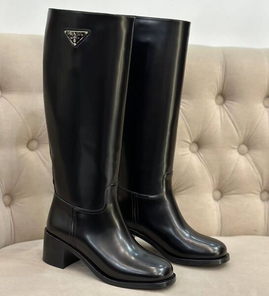 Сапоги Prada женский кожа swift черный 127498