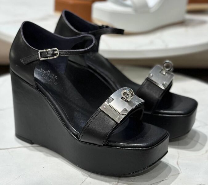 Босоножки Hermès женский кожа черный 139632
