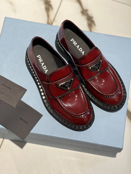 Лоферы Prada женский кожа бордовый 40927-2