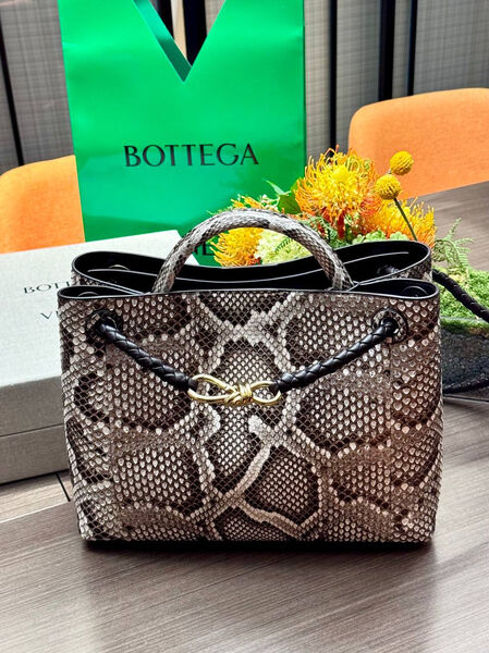 Сумка Bottega Veneta Andiamo Shoulder Bag Python женский кожа графитовый 170968-2