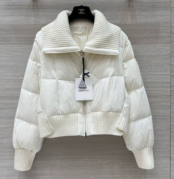 Пуховик Moncler женский белый 168458