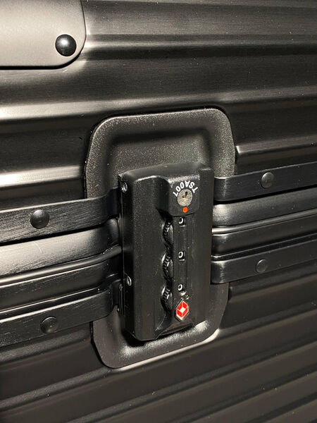 Чемодан Rimowa женский черный 136552-6