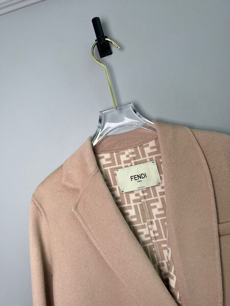 Пальто Fendi женский бежевый 126216-2