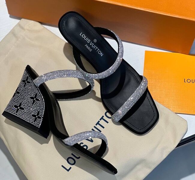 Босоножки Louis Vuitton женский стразы графитовый 114317