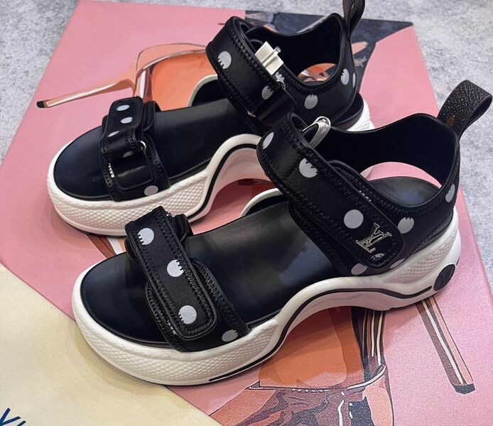Сандалии Louis Vuitton женский кожа черный 111790