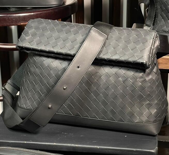 Мужская сумка мессенджер Bottega Veneta мужской кожа графитовый 115715