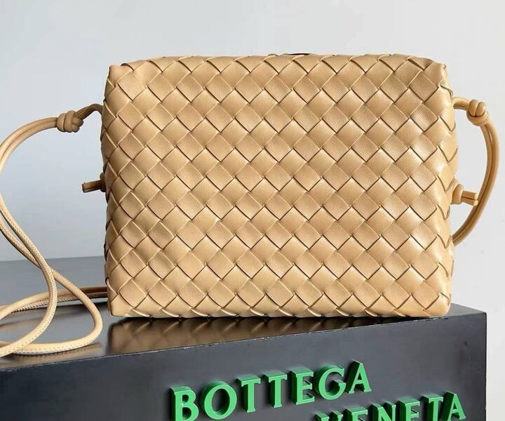 Сумка Bottega Veneta женский кожа бежевый 155465