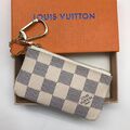 Чехол для ключей Louis Vuitton женский канва monogram светло-бежевый 87205
