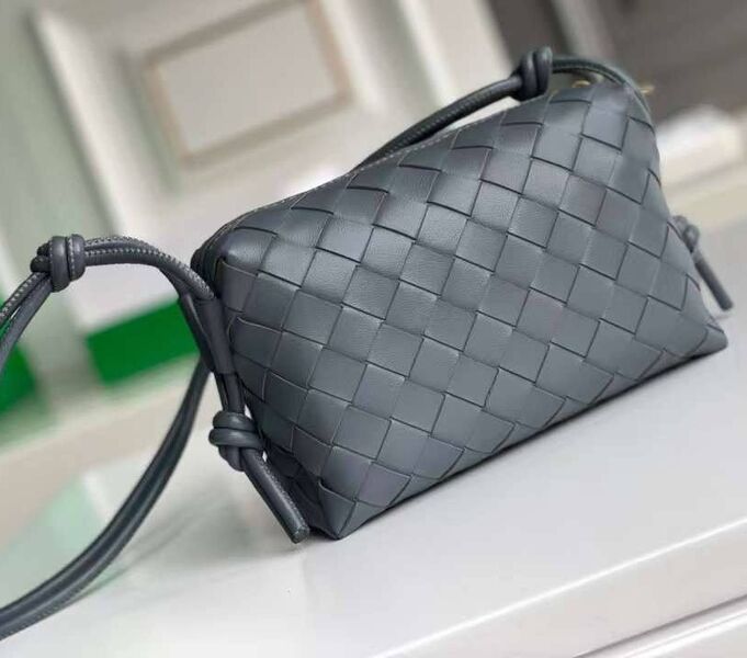 Сумка Bottega Veneta женский кожа графитовый 155469