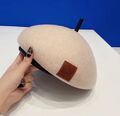 Берет Loewe женский темно-бежевый 11001