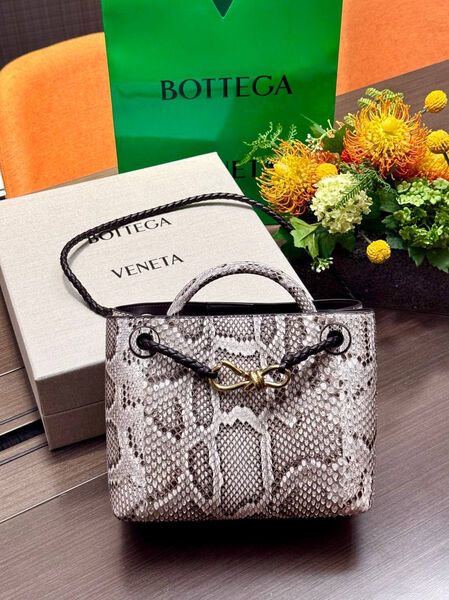 Сумка Bottega Veneta Andiamo Shoulder Bag Python женский кожа графитовый 170967-2