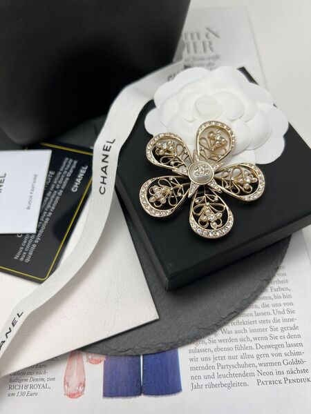 Брошь Chanel золотой 175339