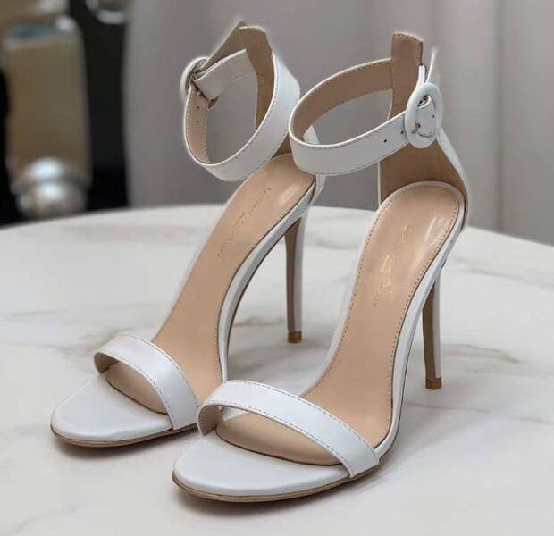 Босоножки Gianvito Rossi женский кожа chèvre белый 157008