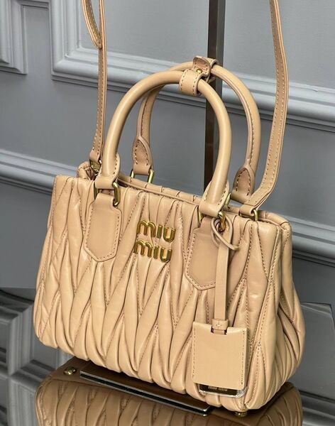 Сумка Miu Miu женский кожа бежевый 142405