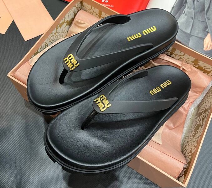 Шлепки Miu Miu женский черный 154334