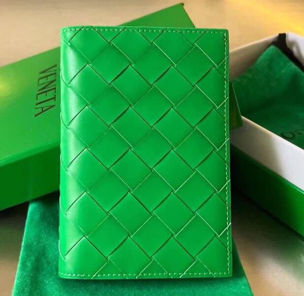 Мужская обложка на паспорт Bottega Veneta мужской кожа болотный 113495