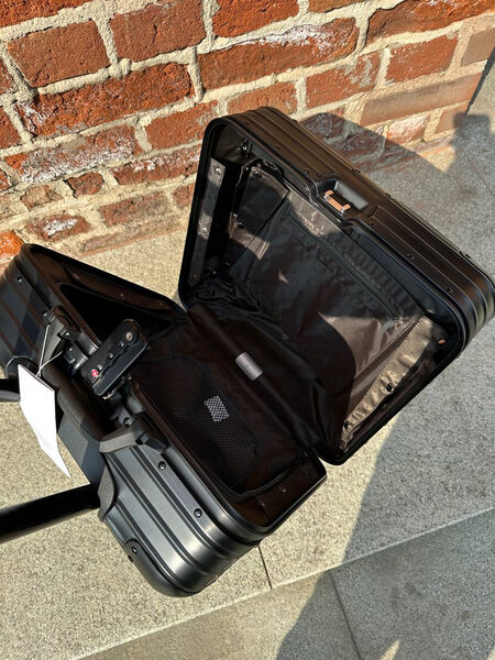 Чемодан Rimowa женский черный 132746-13