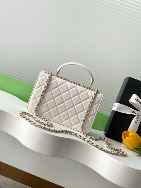 Сумка Chanel женский кожа белый 196551-2
