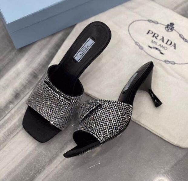 Шлепки Prada женский кожа графитовый 89973