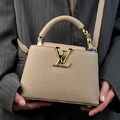 Сумка Louis Vuitton Capucines женский кожа бежевый 156138-1