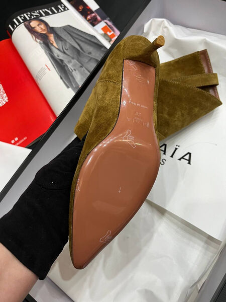 Сапоги Alaïa женский замша горчичный 162230-6