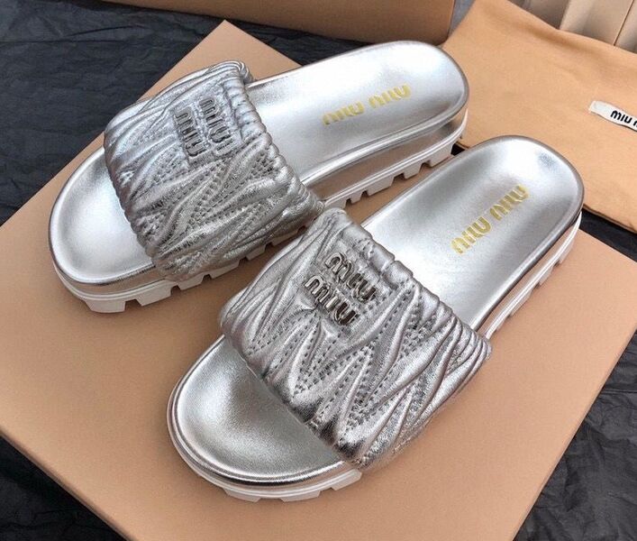 Шлепки Miu Miu женский кожа графитовый 109219