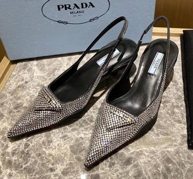 Босоножки Prada женский кожа графитовый 12631