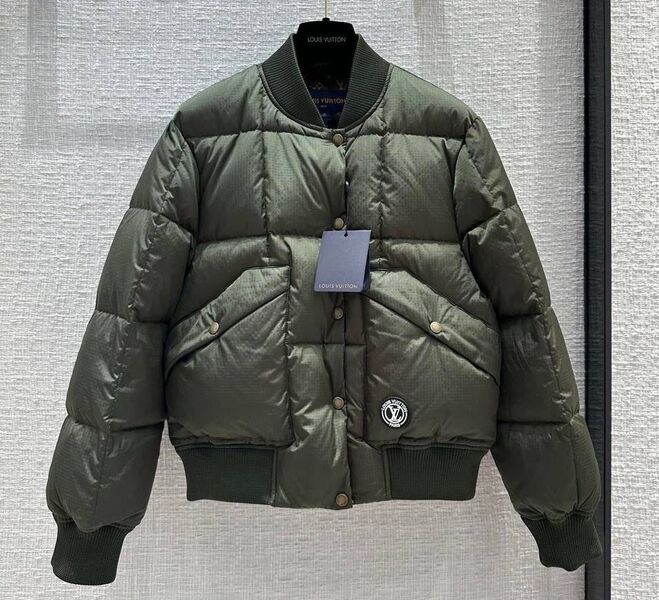 Пуховик Louis Vuitton женский болотный 124765