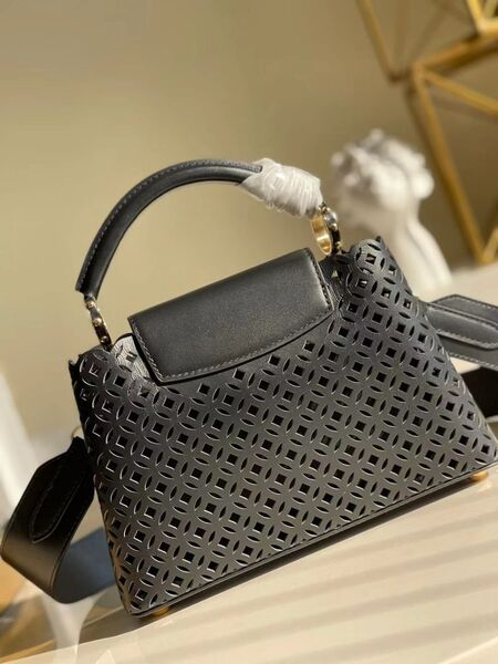 Сумка Louis Vuitton Capucines женский кожа черный 76640-5