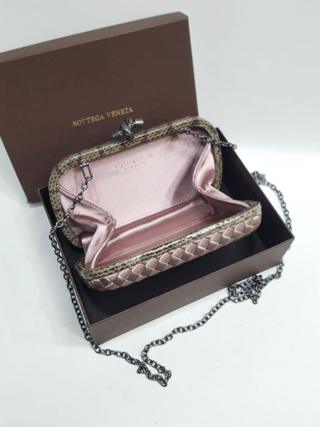 Клатч Bottega Veneta Chain Knot женский сатин бежевый 26024-2