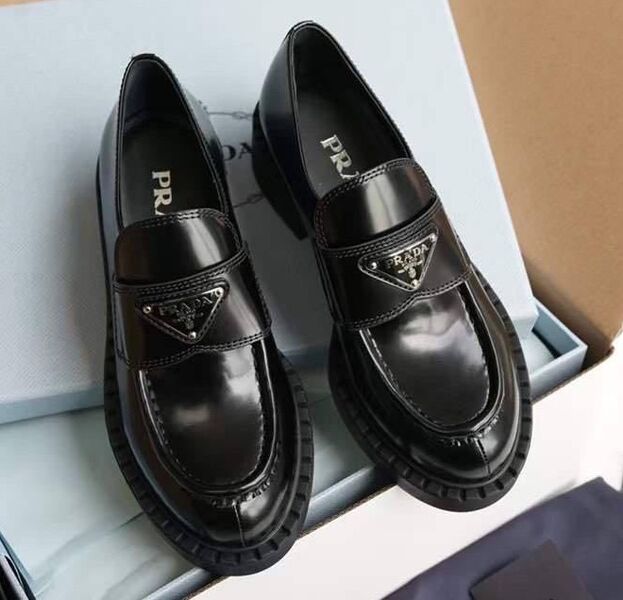 Лоферы Prada женский кожа черный 124398