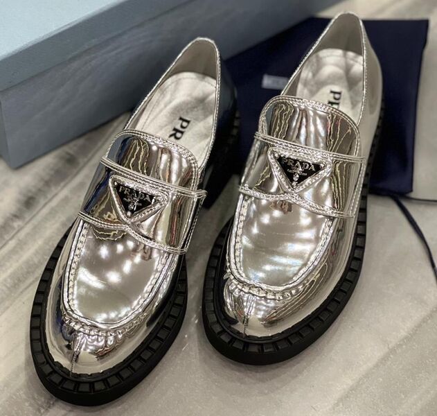 Лоферы Prada женский кожа графитовый 114187
