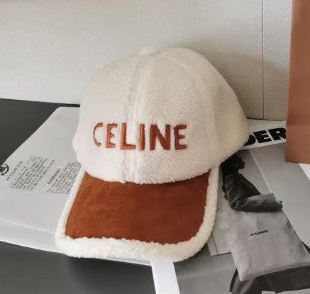 Кепка Celine женский натуральный мех бежевый 25916