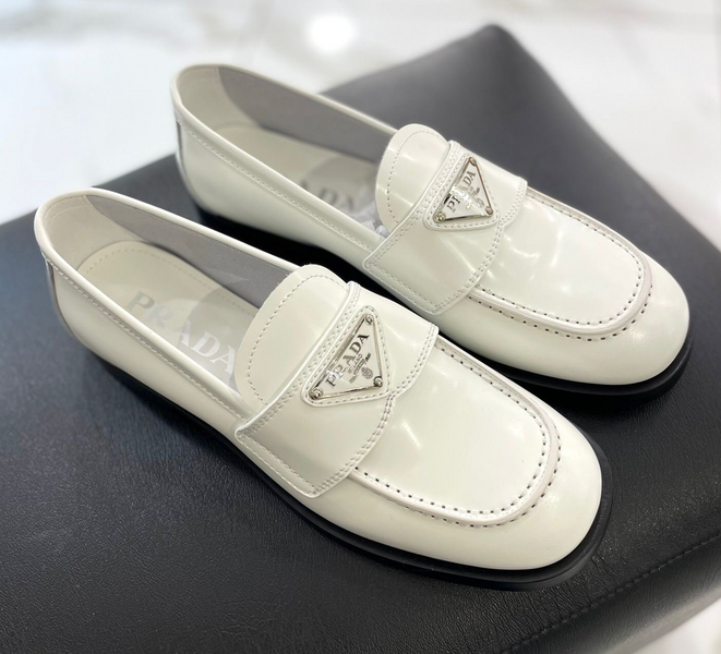 Лоферы Prada женский кожа белый 40921