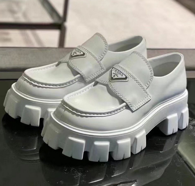 Лоферы Prada женский кожа белый 40909