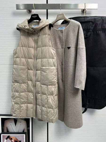 Пальто Prada женский бежевый 129677