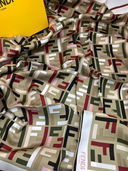 Платок Fendi женский шелк бежевый 164236