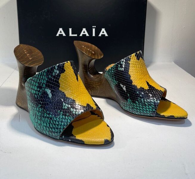 Шлепки Alaïa женский кожа горчичный 117357