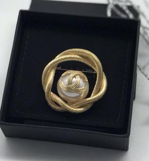 Брошь Chanel 10408
