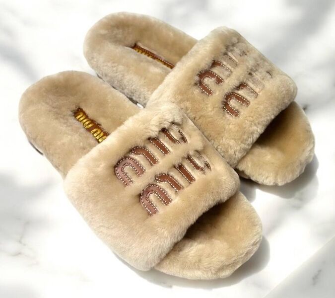 Тапочки Miu Miu женский натуральный мех бежевый 164342