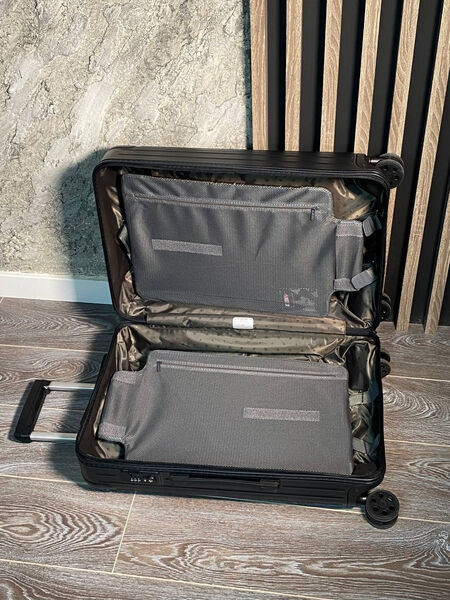 Чемодан Rimowa женский пластик черный 173125-5