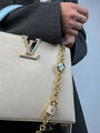 Сумка Louis Vuitton Capucines женский кожа бежевый 156137-3