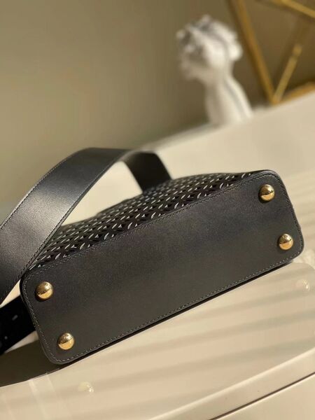 Сумка Louis Vuitton Capucines женский кожа черный 76640-4