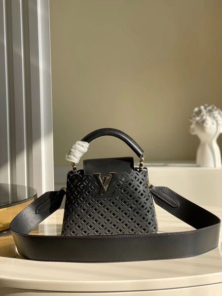 Сумка Louis Vuitton Capucines женский кожа черный 76640-2