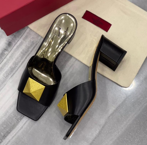 Босоножки Valentino женский кожа черный 12839