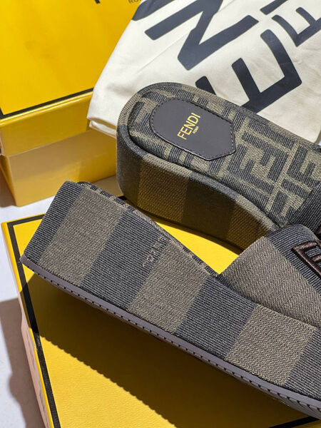 Шлепки Fendi женский текстиль черный 154795-3